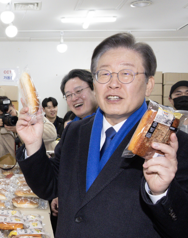 더불어민주당 이재명 대표와 서울 영등포구갑에 출마한 채현일 전 영등포구청장이 5일 오후 서울 영등포구 뉴타운 지하쇼핑몰을 찾아 빵을 구매하고 있다. 연합뉴스