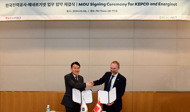 한국전력은 덴마크 국영 송전사업자 에네르기넷과 국내외 재생에너지 증가에 따른 안정적인 계통 운영 기술 협력을 위해 기술교류 양해각서(MOU)를 체결했다고 7일 밝혔다. 사진은 협약 체결 후 기념 촬영하는 서철수 한전 전력계통부사장(왼쪽)과 피터 마쿠센 에네르기넷 CEO. 연합뉴스