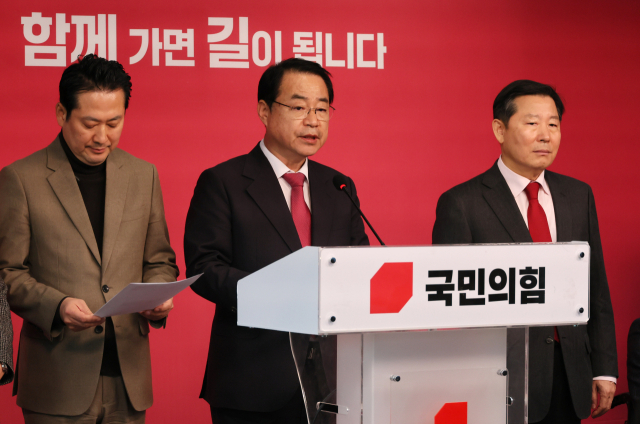 국민의힘 정영환 공천관리위원장이 1일 서울 여의도 중앙당사에서 제3차 경선 지역 결과를 발표하고 있다. 연합뉴스