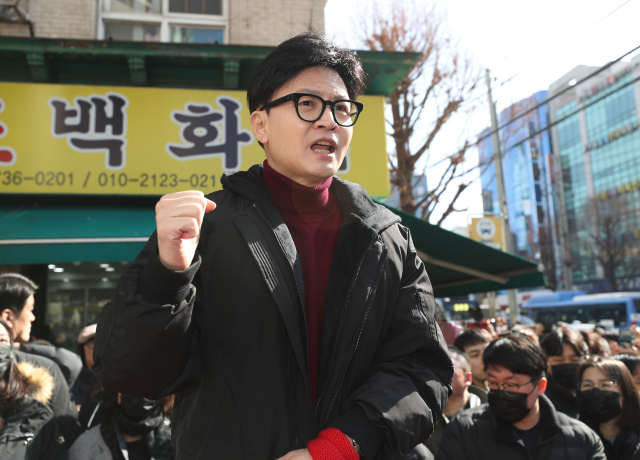 국민의힘 한동훈 비상대책위원장이 8일 경기 성남시 수정구 성남중앙공설시장에서 시민들과 인사를 하고 있다. 연합뉴스