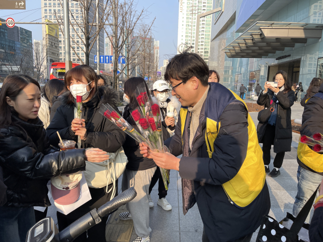 8일 오전, 노회찬재단 대구모임 회원들이 2년 넘게 정규직 전환 투쟁중인 건강보험공단 고객센터 노동자에게 장미를 전달하고 있다. 노회찬재단 대구모임 사진 제공