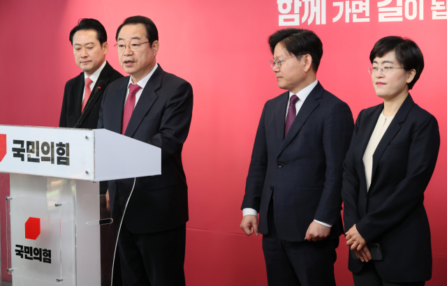 국민의힘 정영환 공천관리위원장이 8일 서울 여의도 중앙당사에서 제18차 회의 결과를 발표하고 있다. 연합뉴스