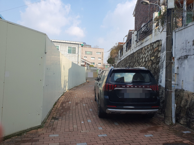 8일 오전 대구 수성구의회 소속 구의원이 소유 중인 부지에 샌드위치 패널로 된 울타리가 둘러져 있다. 이곳은 지난 2015년