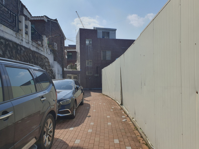 8일 오전 대구 수성구의회 소속 구의원이 소유 중인 부지에 샌드위치 패널로 된 울타리가 둘러져 있다. 이곳은 지난 2015년 
