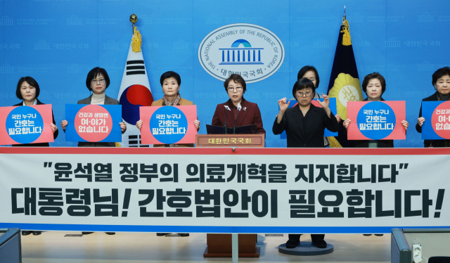 정부가 진료보조(PA) 간호사 등의 제도화를 추진하는 가운데 간호사들이 