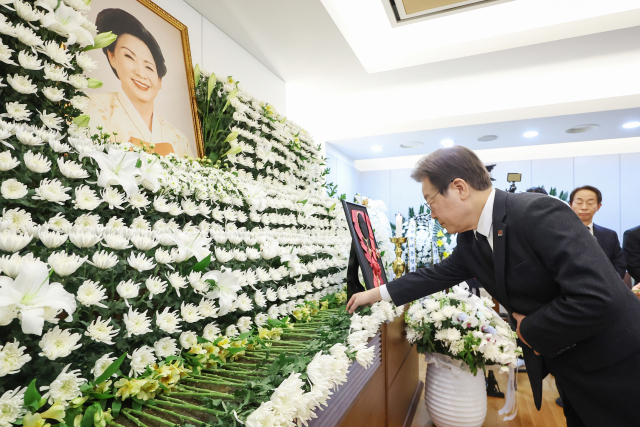 더불어민주당 이재명 대표가 8일 오후 서울 종로구 서울대학교병원 장례식장에 마련된 김영삼 전 대통령 부인 고 손명순 여사 빈소를 찾아 조문하고 있다. 연합뉴스