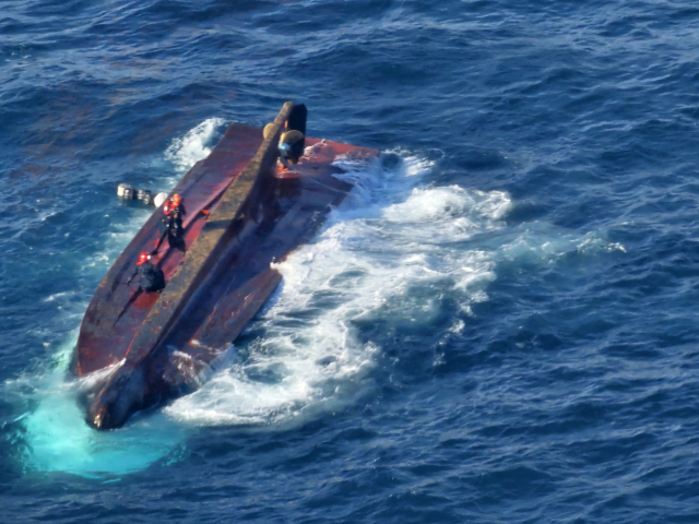 통영 전복 어선 야간 수색…4명 사망·5명 실종