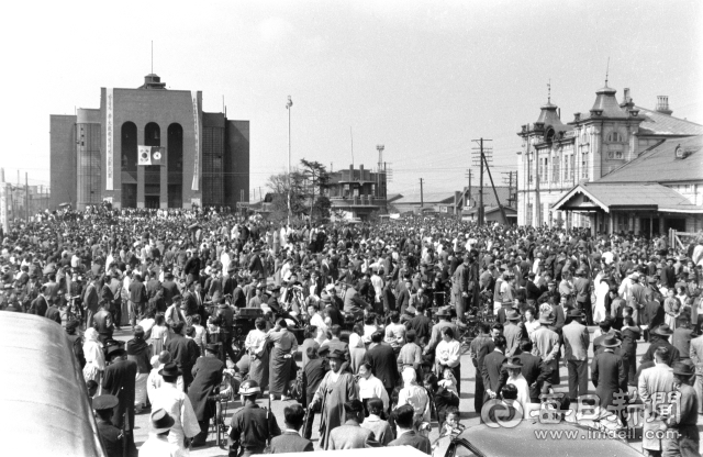 1960년 3월 5일 대구역 광장이 선거 연설 차 방문하는 이승만 대통령을 보기 위해 몰려 나온 인파로 붐비고 있다. 왼쪽 건물은 대구공회당으로 현재 대구콘서트하우스 자리다. 사진=매일아카이빙센터