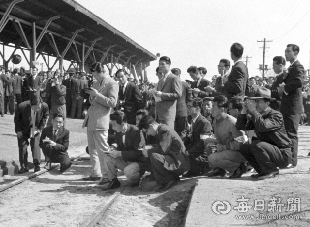 1960년 3월 5일 대구역에 나온 취재진들이 이승만 대통령 연설을 앞두고 취재 경쟁을 벌이고 있다. 사진=매일아카이빙센터
