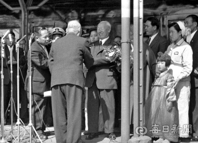1960년 3월 5일 오후 특별열차로 대구역에 도착한 이승만 대통령이 프란체스카 여사와 함께 환영의 꽃다발을 받고 있다. 앞줄 왼쪽은 영접 나온 오임근 경북도지사. 사진=매일아카이빙센터