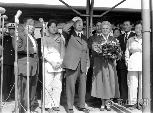 1960년 3월 5일 오후 이승만 대통령과 프란체스카 여사가 진해에서 특별열차로 대구역에 도착, 꽃다발을 받은 뒤 환호하는 청중들을 둘러보고 있다. 앞줄 왼쪽은 오임근 경북도지사. 사진=매일아카이빙센터