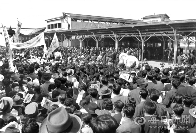 1960년 3월 5일 오후 이승만 대통령이 대구역 플랫폼에 운집한 청중들에게 선거 연설을 하고 있다. 대구역 연설회에는 최인규 내무부장관, 교통부장관, 상공부장관, 공보실장, 육군참모장, 이강학 치안국장 등 정부 각료와 오임근 경북지사, 2군 군사고문단장, 2군 고급장성 등 각급 기관장도 참석했다. 사진=매일아카이빙센터 사진=매일아카이빙센터