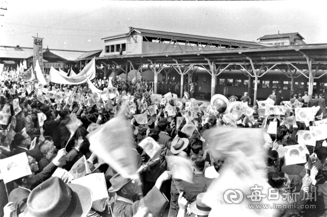 1960년 3월 5일 오후 이승만 대통령과 정부 각료 등을 태운 특별열차가 대구역에 도착하자 역 플랫폼에 환영 나온 청중들이 태극기를 흔들며 환호하고 있다. 사진=매일아카이빙센터