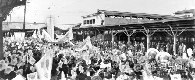 1960년 3월 5일 오후 대구역에 도착한 이승만 대통령이 정부 각료 등과 함께 역 플랫폼에 모습을 드러내자 수많은 청중들이 태극기를 흔들며 환호하고 있다. 사진=매일아카이빙센터