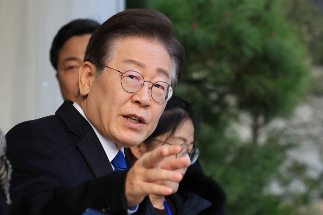 지난 대선 과정에서 허위 발언을 한 혐의로 기소된 더불어민주당 이재명 대표가 8일 오전 서초구 서울중앙지방법원에서 열린 공직선거법 위반 1심 속행 공판에 출석하기에 앞서 입장을 밝히려고 준비하고 있다. 연합뉴스
