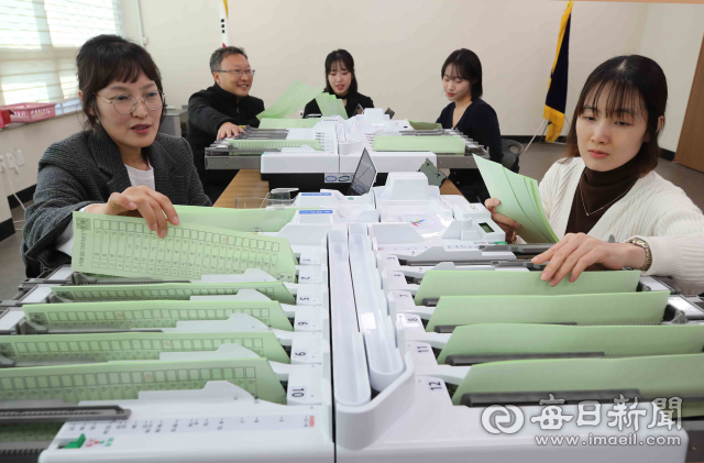 4·10 총선이 30일 앞으로 다가온 가운데 중앙선거관리위원회는 투·개표 관리 준비에 들어갔다. 주말인 9일 오후 대구시선관위에서 직원들이 정확한 개표를 위해 투표지 분류기를 점검하고 있다. 정운철 기자 woon@imaeil.com