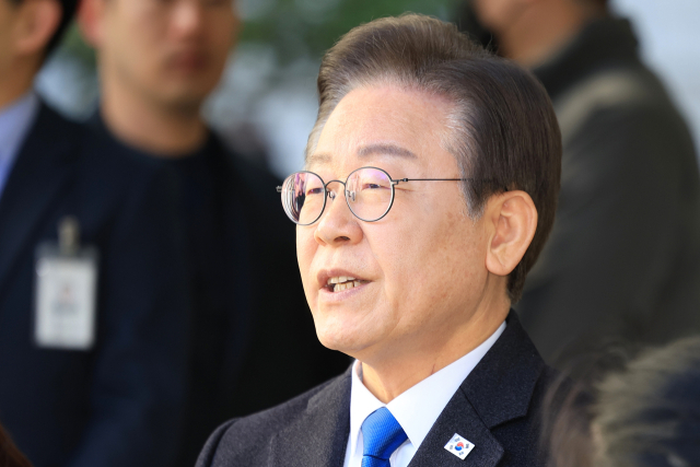 지난 대선 과정에서 허위 발언을 한 혐의로 기소된 더불어민주당 이재명 대표가 8일 오전 서초구 서울중앙지방법원에서 열린 공직선거법 위반 1심 속행 공판에 출석하기에 앞서 입장을 밝히고 있다. 연합뉴스