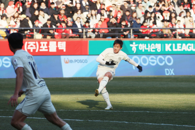 수비벽을 맞고 흘러나온 공을 슛으로 연결하고 있는 대구FC 홍철 선수. 대구FC 제공