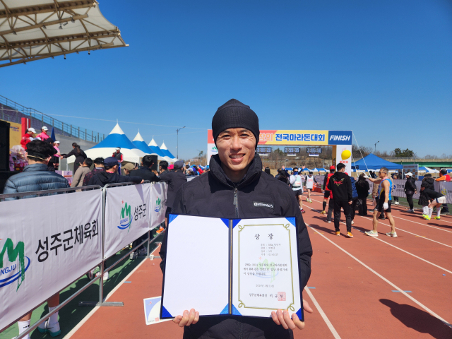 박현준(41) 씨가 2024 성주참외전국마라톤대회 30km 청년부 부문에서 1시간 40분 27초를 기록하며 우승을 차지했다. 이영광 기자