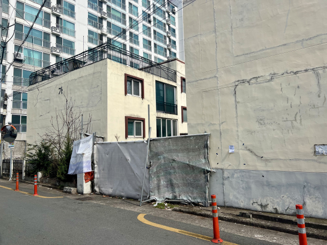 7일 오후 LH가 참여하는 가로주택정비사업장인 상록수아파트와 상가 등이 텅 빈 채로 남겨져 있다. 구민수 기자