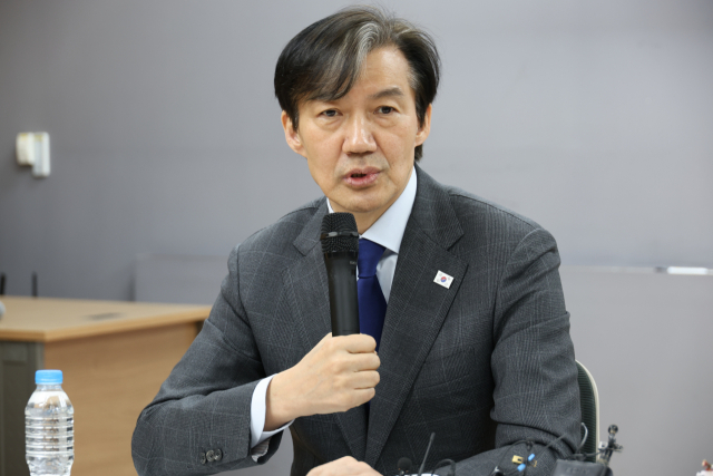 조국혁신당 조국 대표가 10일 오후 경남 김해 봉하마을 봉하연수원에서 열린 기자간담회에서 발언하고 있다. 연합뉴스