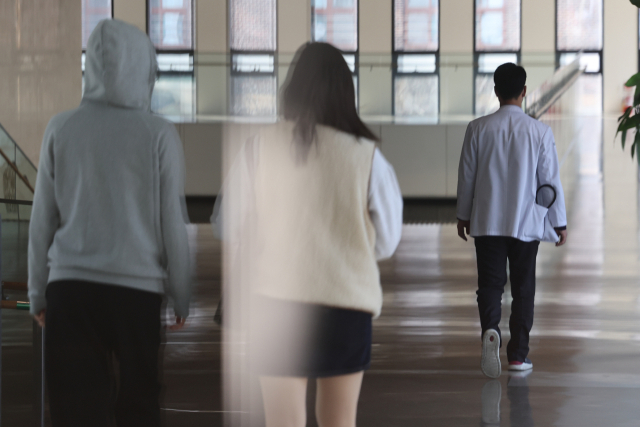 10일 서울 시내 한 중형병원에서 의료 관계자와 의대생들이 의과대학과 이어진 통로로 이동하고 있다. 연합뉴스