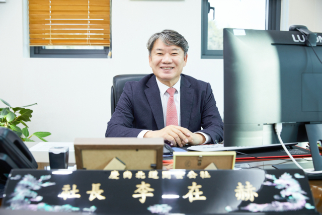 이재혁 경북개발공사 사장이 집무실에서 경북의 균형발전을 약속하며 미소 짓고 있다. 김영진 기자