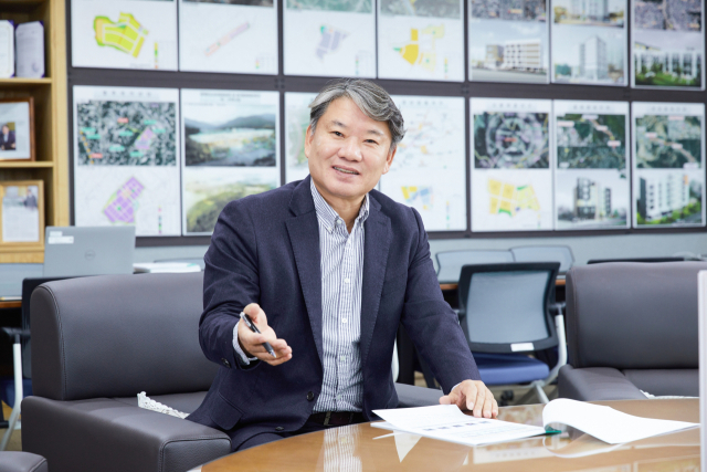 이재혁 경북개발공사 사장이 자신의 집무실에서 그동안 달성한 경북개발공사의 성과를 설명하고 있다. 김영진 기자