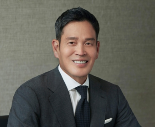 정용진 신세계그룹 총괄부회장이 8일 회장으로 승진했다. 회장에 오른 건 1995년 말 입사 이후 28년 만으로 2006년 부회장에 오르고서 18년 만의 승진이다. 연합뉴스