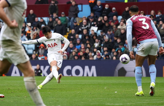 토트넘의 손흥민이 10일 영국 버밍엄의 빌라 파크에서 열린 애스턴 빌라와의 2023-2024 EPL 28라운드 원정 경기에 출전해 팀의 세 번째 골을 터뜨리고 있다. 연합뉴스