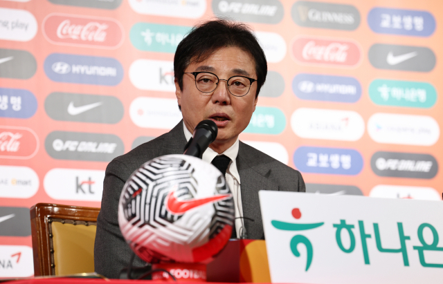 황선홍 한국 축구대표팀 임시 감독이 11일 오전 서울 종로구 축구회관에서 태국과의 2026 북중미 월드컵 아시아 2차 예선 2연전에 출전할 대표팀 명단을 발표하고 있다. 연합뉴스