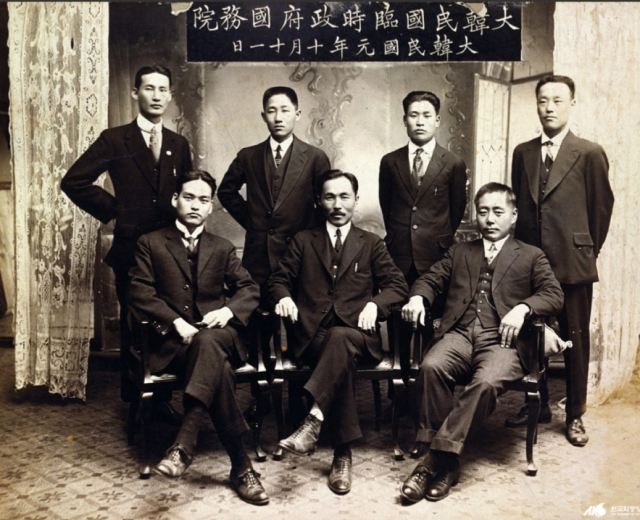 대한민국 임시정부 국무원 성립기념 사진, 왼쪽 앞줄 가운데가 도산 안창호선생 (1919.10.11)