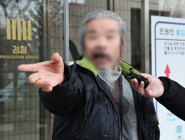야간외출 제한 명령을 어기고 집을 나섰다 적발돼 전자장치 부착 등에 관한 법률 위반 혐의로 불구속 기소된 아동 성범죄자 조두순이 2023년 12월 11일 오전 경기도 안산시 수원지방법원 안산지원에서 열린 첫 공판을 마치고 나오며 취재진 질문에 답하고 있다. 연합뉴스