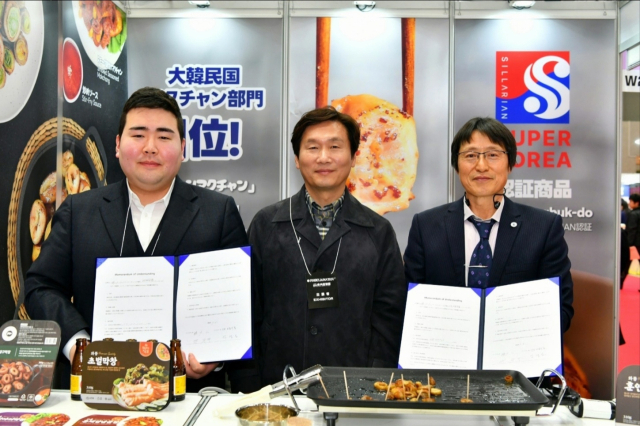 김경도 ㈜와룡식품 대표와 정규화 ㈜대산 대표가 6일 수출 양해각서 체결 후 조현일 경산시장과 함께 기념촬영을 하고 있다. 와룡식품 제공.