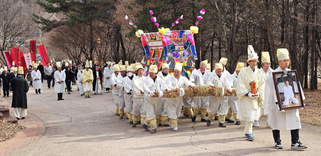 지난 7일 93세의 나이로 서세하신 이근필 퇴계 16대 종손이 11일 퇴계종택 앞에서 전통상여에 실려 종택 뒤편 선영에 영면에 들었다. 엄재진 기자