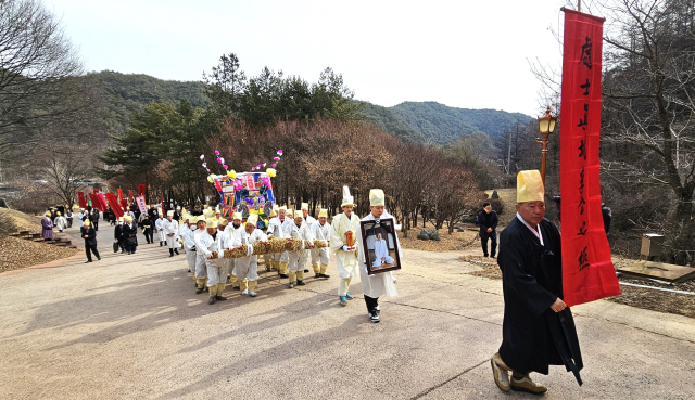 지난 7일 93세의 나이로 서세하신 이근필 퇴계 16대 종손이 11일 퇴계종택 앞에서 전통상여에 실려 종택 뒤편 선영에 영면에 들었다. 엄재진 기자