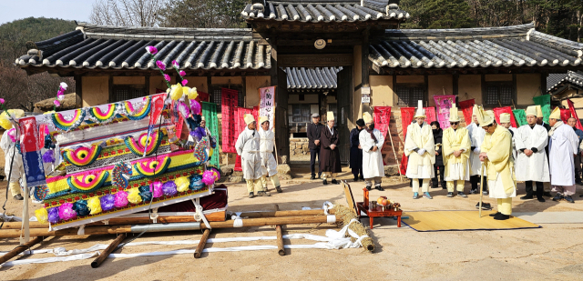 지난 7일 93세의 나이로 서세하신 이근필 퇴계 16대 종손이 11일 퇴계종택 앞에서 전통상여에 실려 종택 뒤편 선영에 영면에 들었다. 사진은 종택 앞에서 치러진 노제 모습. 엄재진 기자
