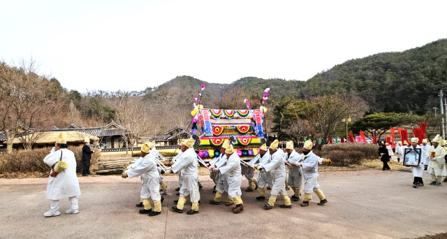 지난 7일 93세의 나이로 서세하신 이근필 퇴계 16대 종손이 11일 퇴계종택 앞에서 전통상여에 실려 종택 뒤편 선영에 명면에 들었다. 상여가 종택 옆을 지나고 있다. 엄재진 기자