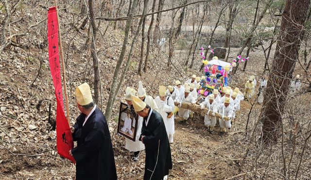 지난 7일 93세의 나이로 서세하신 이근필 퇴계 16대 종손이 11일 퇴계종택 앞에서 전통상여에 실려 종택 뒤편 선영에 명면에 들었다. 상여가 장지를 오르고 있다. 엄재진 기자
