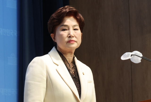 더불어민주당 전혜숙 의원이 11일 탈당 기자회견 후 국회 소통관을 나서고 있다. 연합뉴스