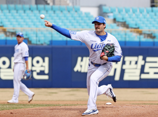 삼성 라이온즈의 코너 시볼드가 11일 대구삼성라이온즈파크에서 열린 프로야구 시범경기 LG 트윈스전에 선발 등판해 역투하고 있다. 삼성 제공