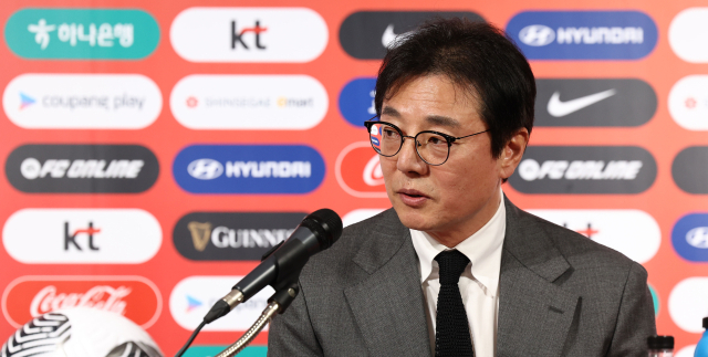 황선홍 한국 축구대표팀 임시 감독이 11일 오전 서울 종로구 축구회관에서 태국과의 2026 북중미 월드컵 아시아 2차 예선 2연전에 출전할 대표팀 명단 발표 후 취재진 질문에 답하고 있다. 연합뉴스