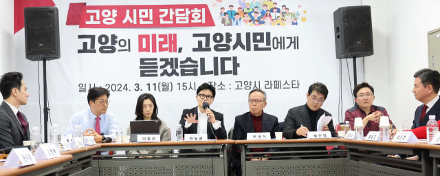 국민의힘 한동훈 비상대책위원장이 11일 경기 고양시 일산동구 라페스타를 찾아 시민과 당원들에게 인사말을 하고 있다. 한 위원장은 국민의힘이 현재 1석도 없는 험지 고양에 총선 후보로 공천한 한창섭 전 행정안전부 차관, 김종혁 당 조직부총장(고양병), 김용태 전 의원(고양정) 등을 지원하기 위해 이날 일산을 찾았다. 연합뉴스