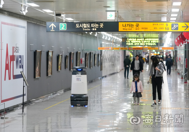 11일 대구 수성구 범어지하상가 내 조성된 '대구 아트웨이'에 전시된 작품들 옆으로 시민들이 발걸음을 옮기고 있다. 안성완 기자 asw0727@imaeil.com