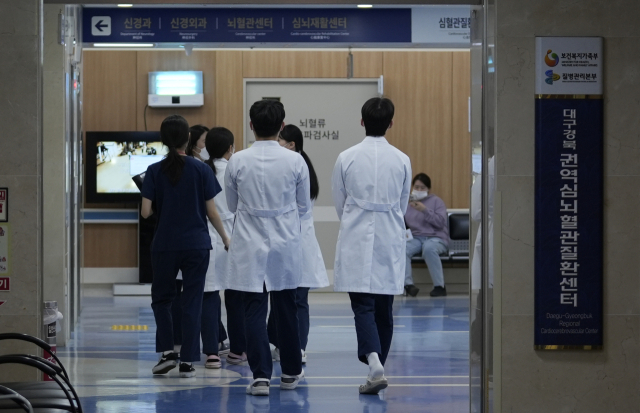 대구의 한 상급종합병원에서 의료진이 이동하고 있다. 김영진 기자 kyjmaeil@imaeil.com