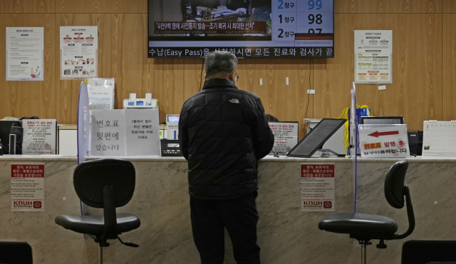 정부가 5천명에 가까운 전공의들에게 행정처분 사전 통지를 마치며 면허정지 절차에 속도를 내고 있다. 11일 대구의 한 상급종합병원에서 수납을 기다리는 보호자 앞으로 전공의 행정처분 관련 뉴스가 나오고 있다. 김영진 기자 kyjmaeil@imaeil.com