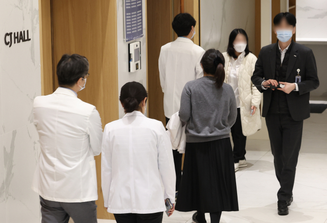 서울의대 교수협의회 비상대책위원회가 11일 오후 서울 종로구 서울대병원에서 연 긴급총회에 의료진이 들어서고 있다. 연합뉴스