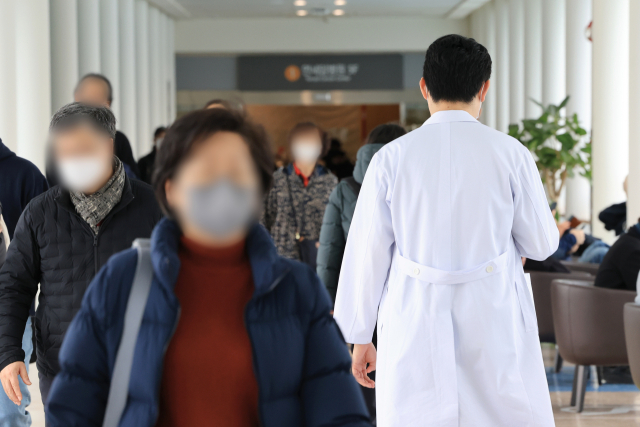 정부가 공중보건의사(공보의)와 군의관을 상급종합병원에 파견한 11일 서울 시내 대학병원에서 의료 관계자가 이동하고 있다. 정부는 한 달간 상급종합병원 20곳에는 군의관 20명과 공보의 138명 등 총 158명을 파견한다. 연합뉴스