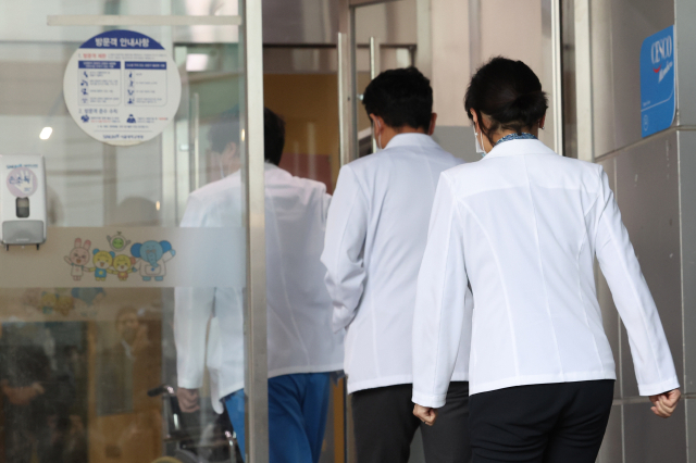 의료진이 11일 오후 서울 종로구 서울대병원에 들어서고 있다. 서울의대 교수협의회 비상대책위원회는 이날 긴급총회를 열고 의대 증원 신청과 전공의 사직 등에 대한 대책을 논의할 계획이다. 연합뉴스