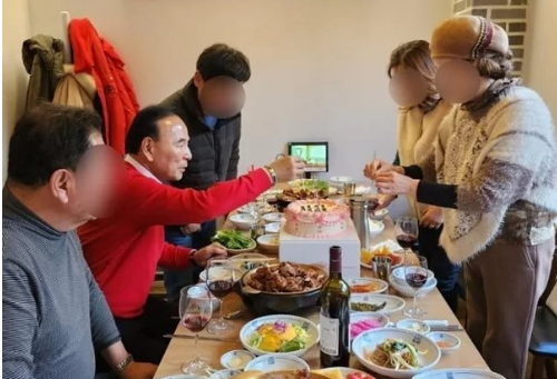 지난달 27일 충북 옥천군의 한 식당에서 열린 박덕흠 의원 지지모임. 연합뉴스